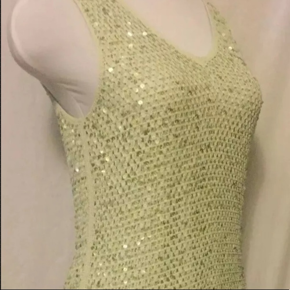 Women’s medium sleeveless v-neck blouse - Picture 2 of 7